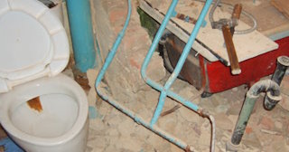 Профессиональный демонтаж перегородки ванной и туалета в Лабинске - от 562 рублей